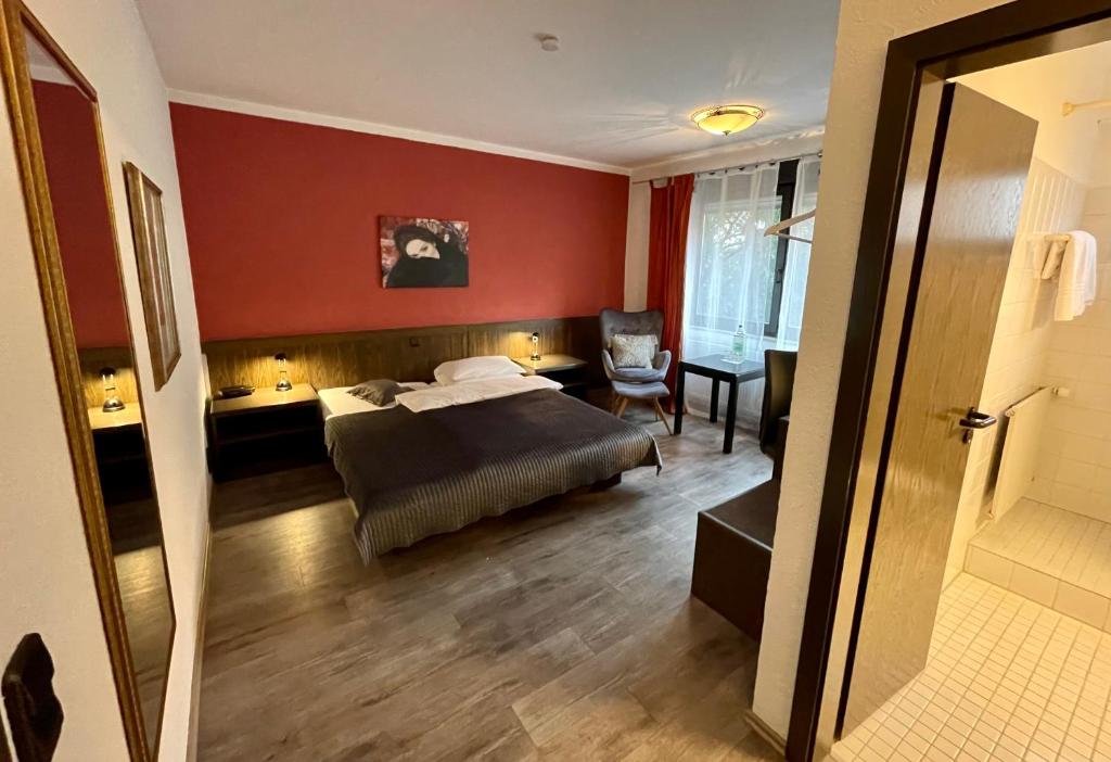 ein Hotelzimmer mit einem Bett und einem Bad in der Unterkunft Hotel Brunnenhof in Bad Nauheim