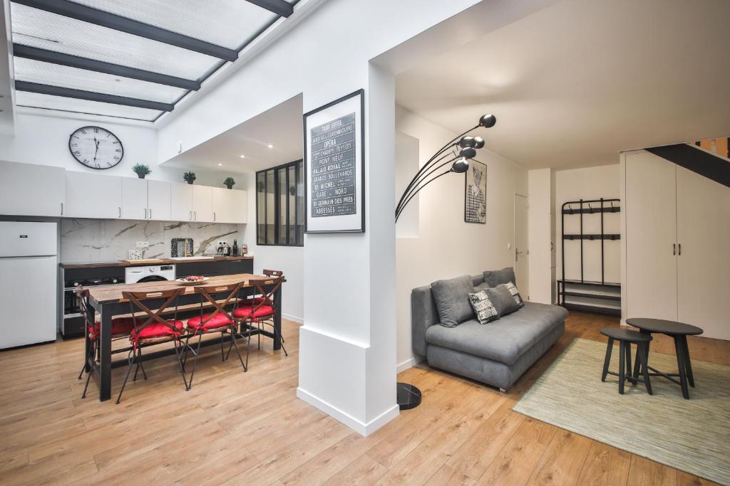 een keuken en een woonkamer met een tafel en stoelen bij 2.Luxueux Duplex 6/8pers/Full Equipped/République in Parijs