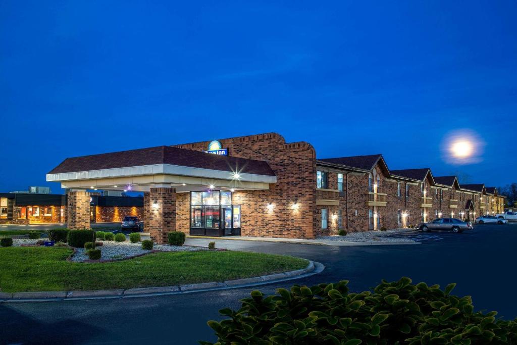 a rendering of a hotel at night at Days Inn by Wyndham Anderson IN in Anderson