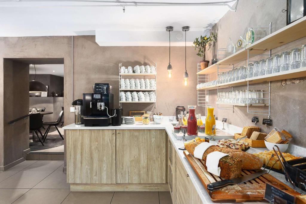 Příslušenství pro přípravu čaje a kávy v ubytování Saga Hotel Oslo, WorldHotels Crafted