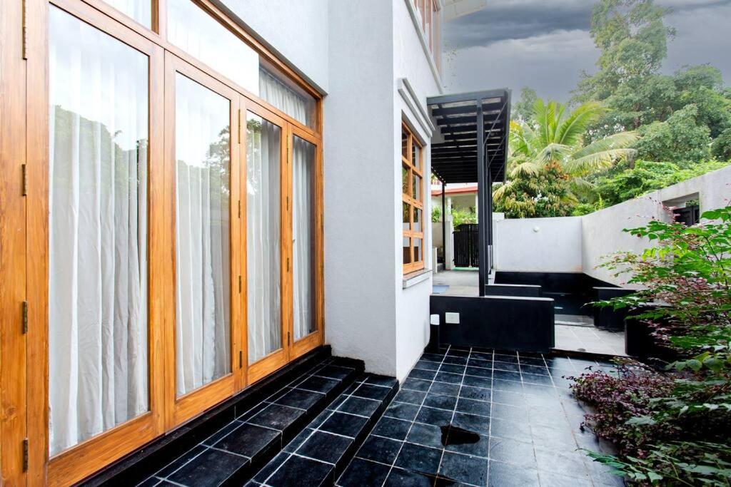 uma casa com um pátio com uma janela em Fully AC 3BDHK villa with Jacuzzi pool and courtyard em Porvorim