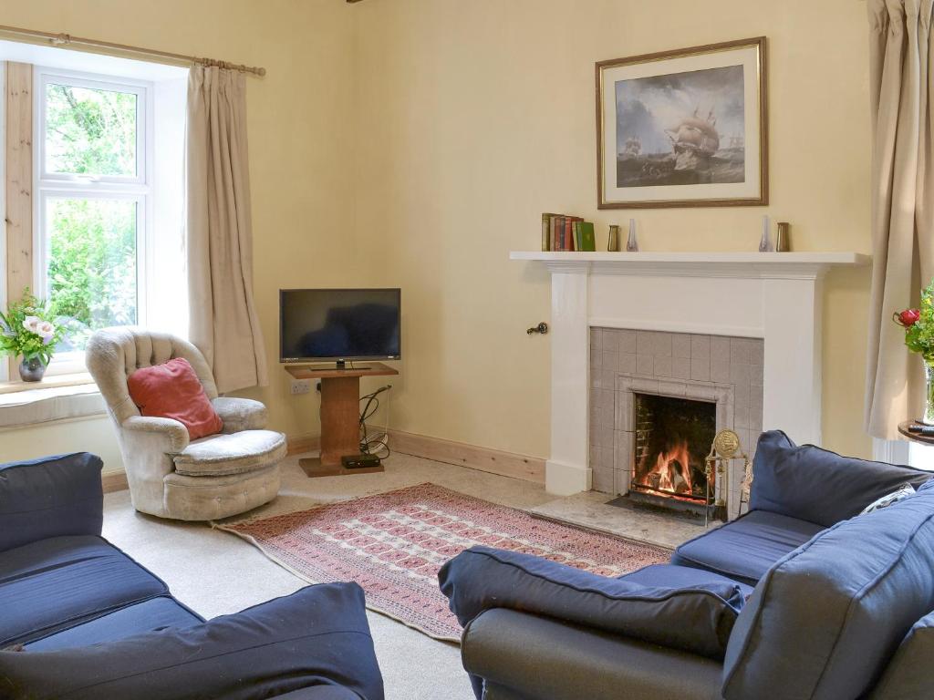 - un salon avec un canapé et une cheminée dans l'établissement Cuil Lodge, à Kilmelfort