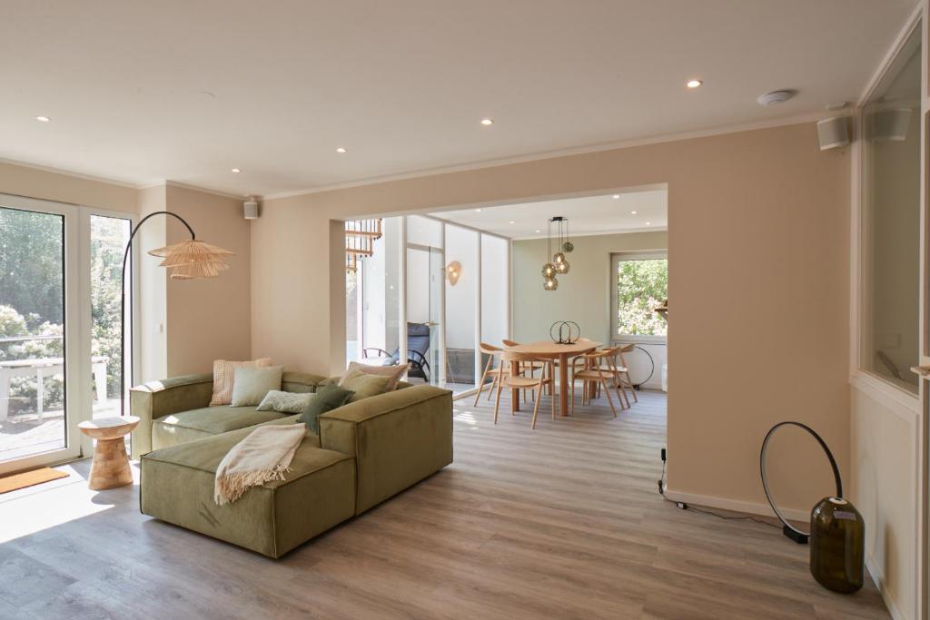 una sala de estar con un sofá y una mesa en Haus Hafen, en Olsdorf