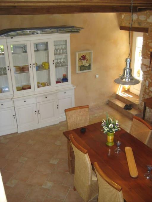 jadalnia z drewnianym stołem i krzesłami w obiekcie Landhaus mit Pool Petite Mombette w mieście Cénac-et-Saint-Julien