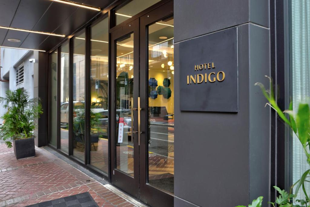 紐奧良的住宿－Hotel Indigo New Orleans - French Quarter，建筑物一侧有标志的商店