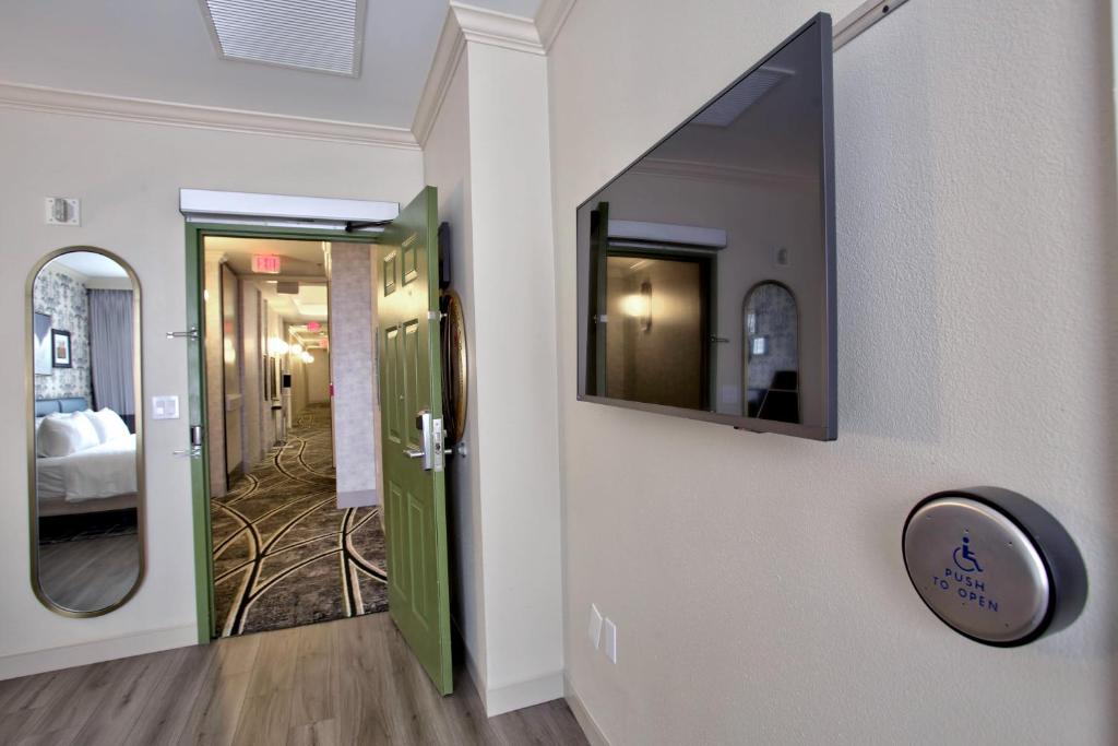 Hotel Indigo New Orleans - French Quarter - Standard King Room With Roll-in Shower - Mobility Accessible