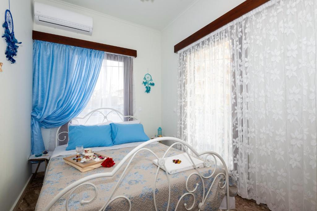 Ένα ή περισσότερα κρεβάτια σε δωμάτιο στο Stratos Seaside corner apartment