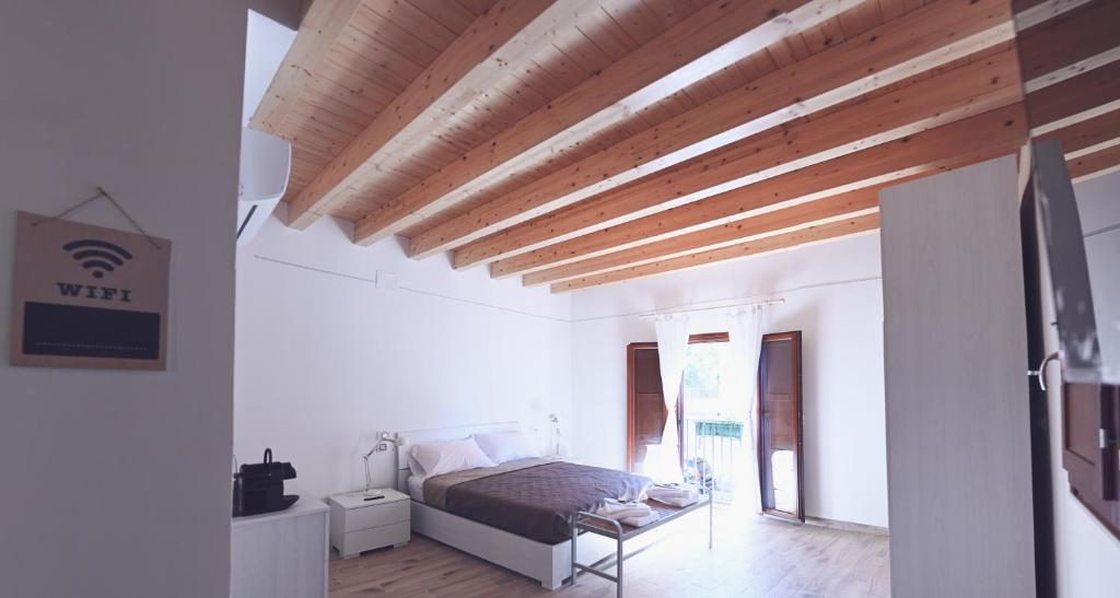 um quarto com uma cama e um tecto de madeira em Bull House em SantʼAgata Bolognese