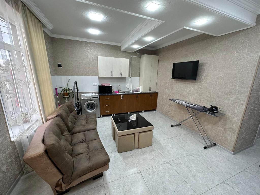 un soggiorno con divano e TV di Hotel Elit a Ninotsminda