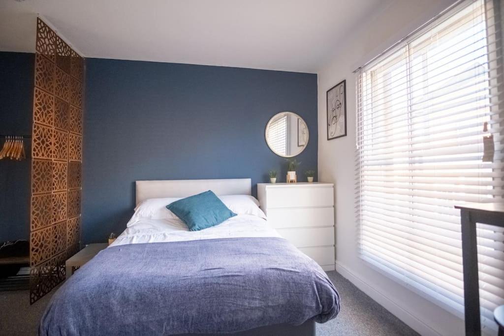 Postel nebo postele na pokoji v ubytování Cosy 1 Bed Apartment in the heart of Norwich