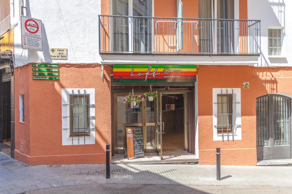 een winkel voor een gebouw in een stadsstraat bij LOFT APART & HOSTAL Group in Lloret de Mar
