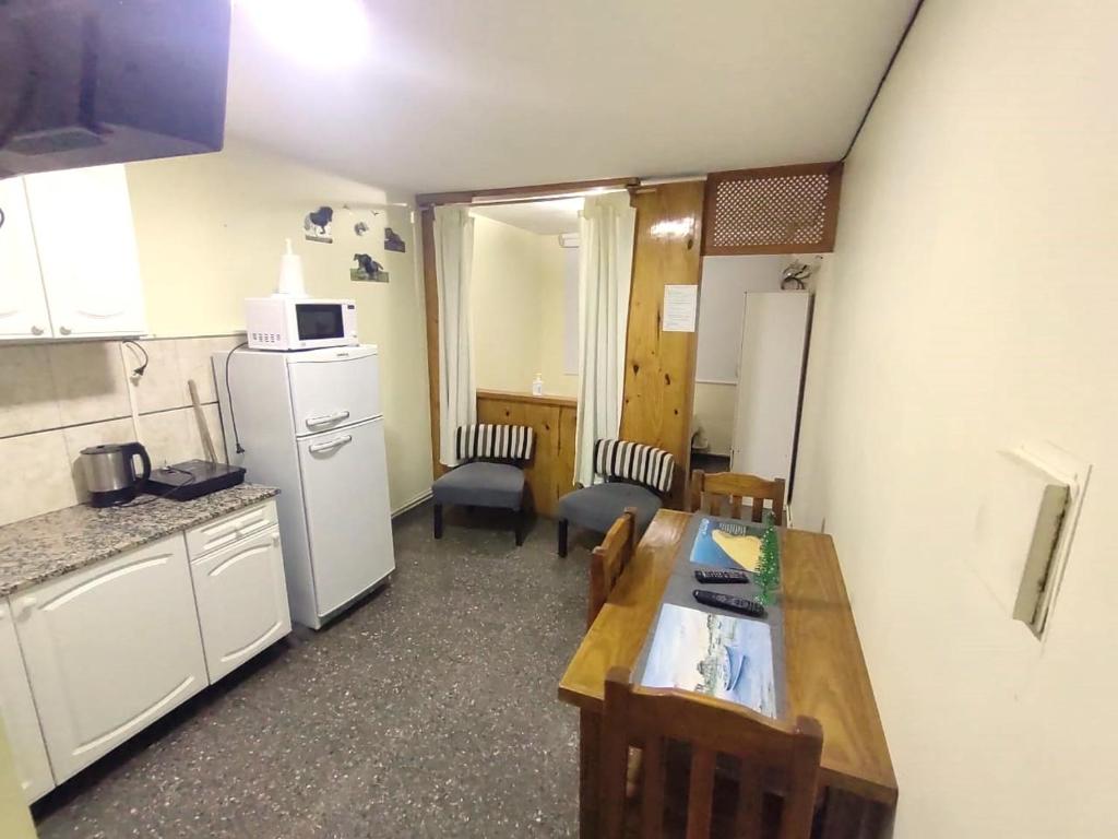 uma pequena cozinha com uma mesa e um frigorífico em Monoambiente en Mendoza em Mendoza