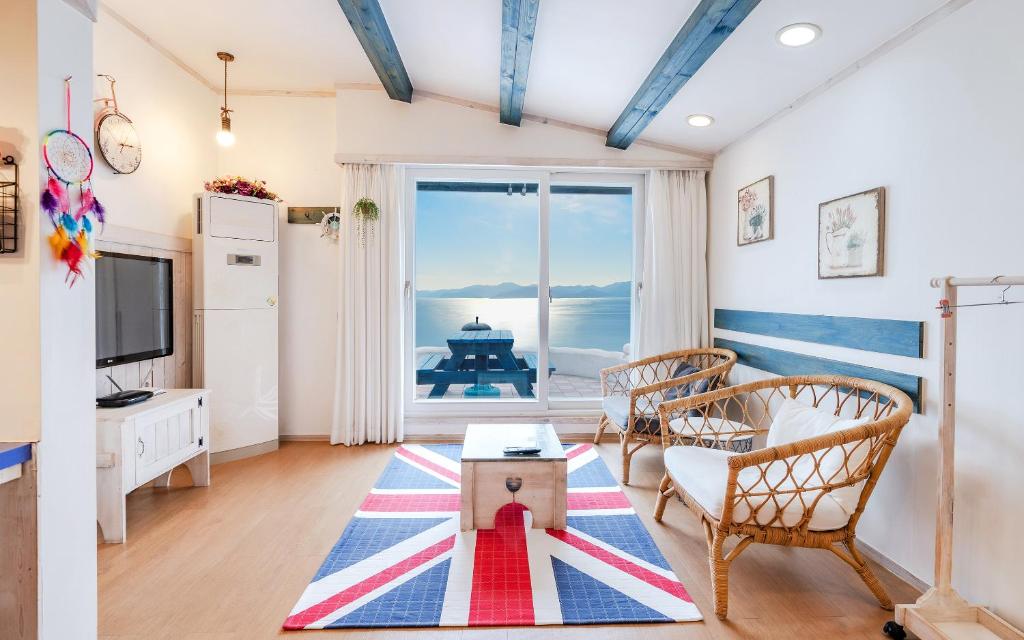 sala de estar con vistas al océano en Soulmate Pension, en Namhae