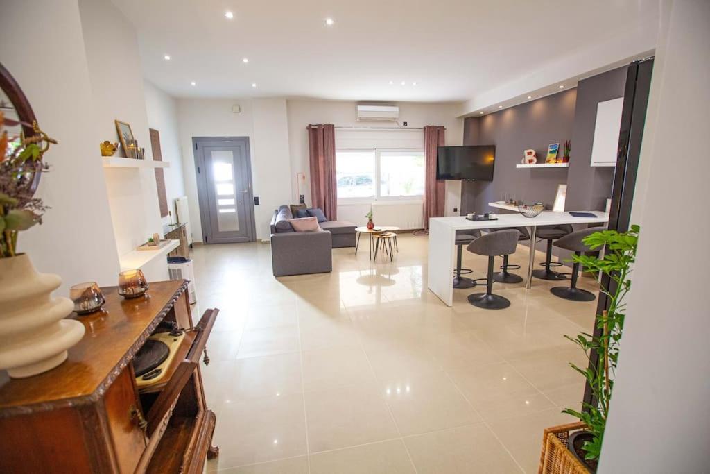 sala de estar amplia con cocina y comedor en Kalafatis Downtown Apartment, en Itea