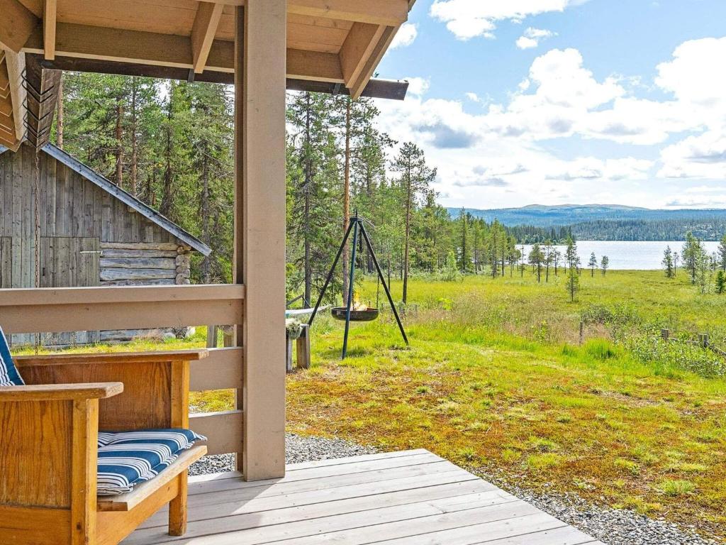 a porch with a swing and a view of a lake at Holiday home Tisleidalen II in Tisleidalen