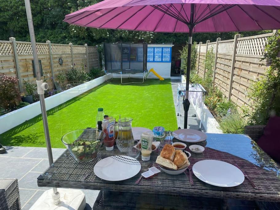 Three Bedroom Family home with garden in Walthamstow - Casa De Tres Dormitorios