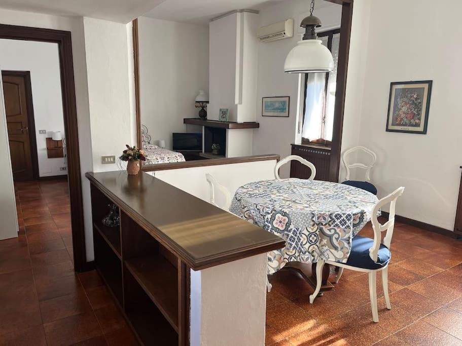une chambre avec une table et une table ainsi qu'une salle à manger dans l'établissement Accogliente appartamento a 25 minuti da milano, à Parabiago