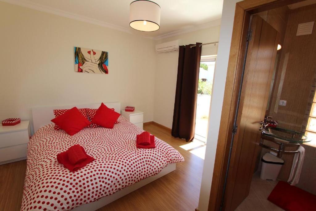 Postel nebo postele na pokoji v ubytování Villa Maelou Vilamoura Algarve
