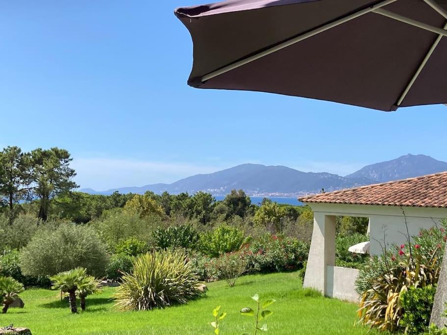 - une vue sur une cour avec une maison dans l'établissement Bella Vista , à Porticcio, joli appartement vue mer, à Grosseto-Prugna