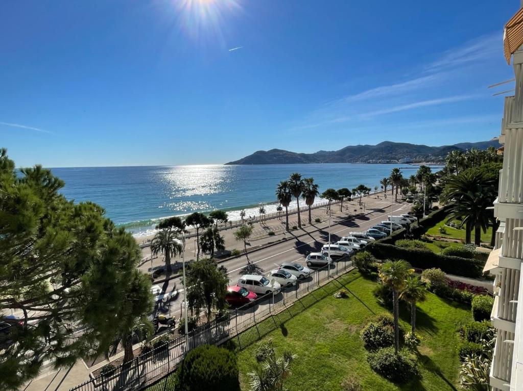 a view of the beach and cars parked in a parking lot at Vacances paradisiaques, Plage Cannes boccacabana, studio in Cannes