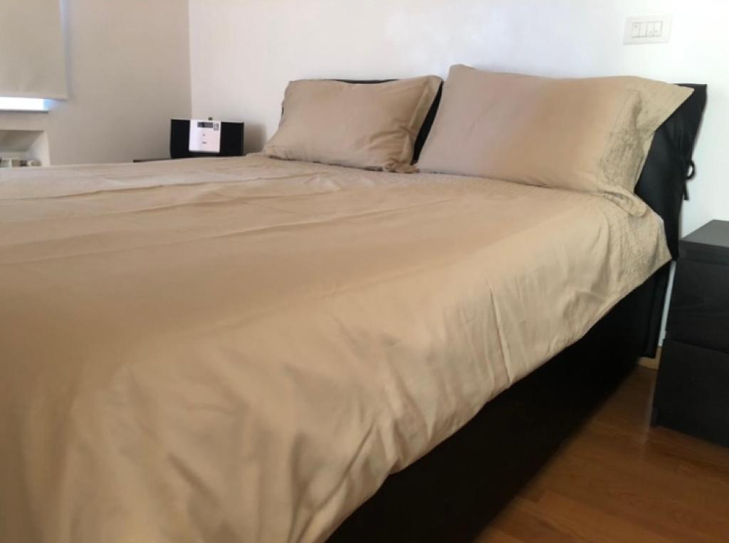 een groot bed in een kamer met een groot bed sidx sidx bij Corte Da Vinci - Fiera Milano e Milano City in Bareggio