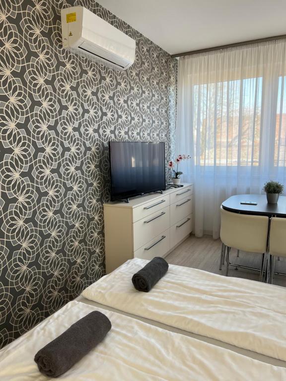 Postel nebo postele na pokoji v ubytování Hatvan Central Apartment