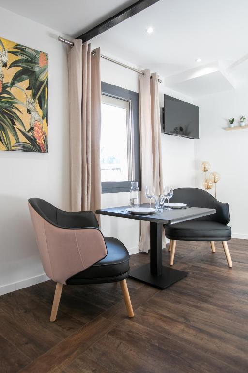 Televízia a/alebo spoločenská miestnosť v ubytovaní Le Maleville - Appartements de Standing