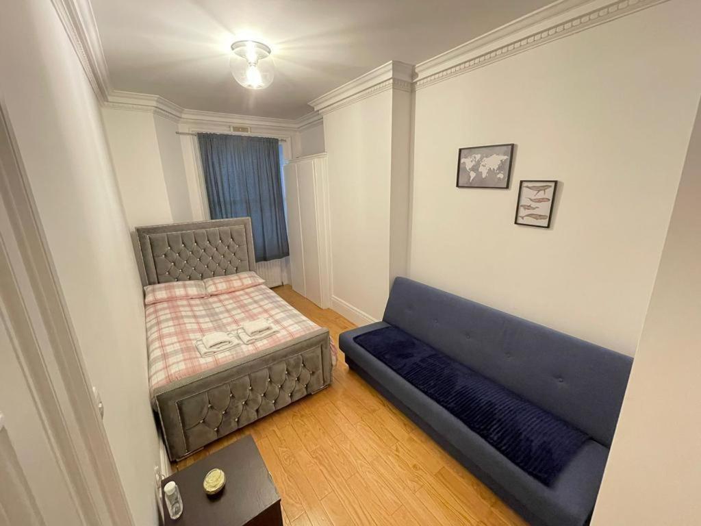 Ένα ή περισσότερα κρεβάτια σε δωμάτιο στο Cozy Double Room in Marylebone-Paddington #room name is amsterdam#