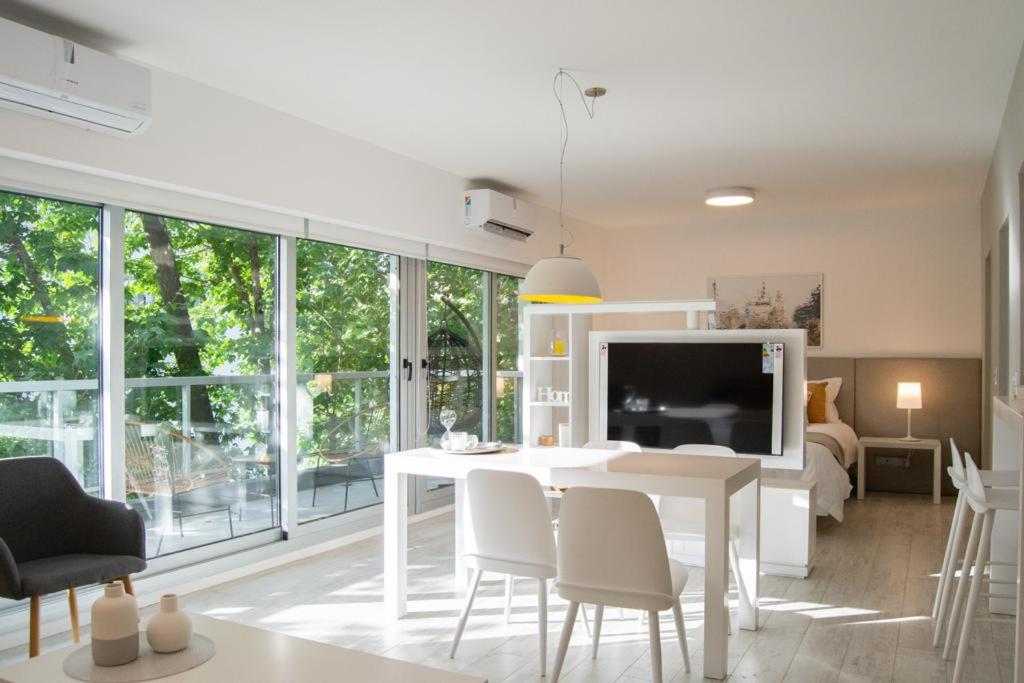 sala de estar con mesa blanca y TV en Miravida Soho Apartments en Buenos Aires