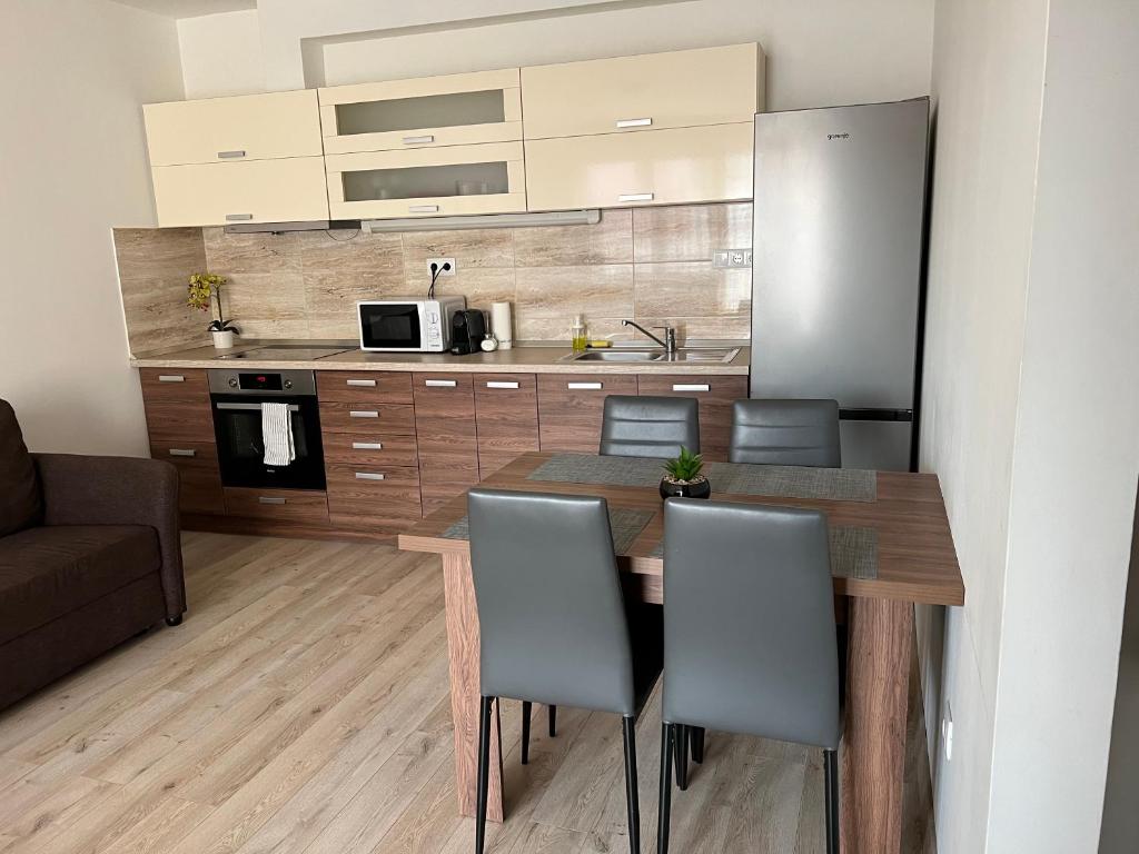 uma cozinha com mesa e cadeiras num quarto em Hatvan Central Apartment em Debrecen