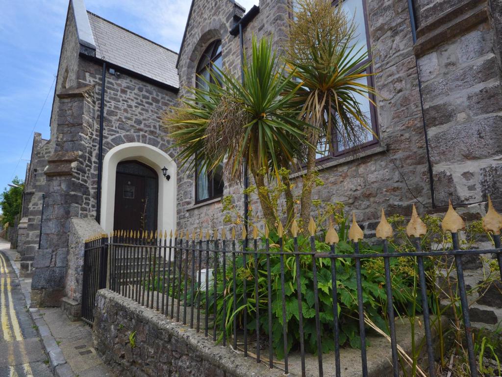 eine Kirche mit einem Zaun davor in der Unterkunft 8 Torwood Gables in Torquay