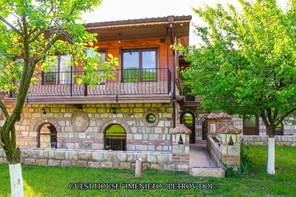 una casa in pietra con balcone sopra di Imenieto 