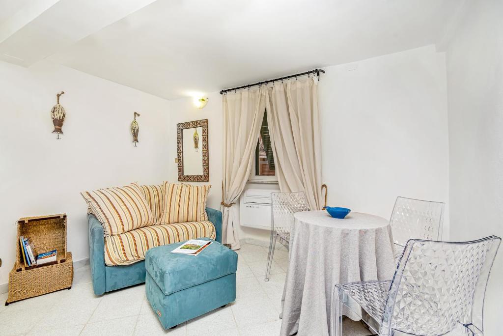 a living room with a couch and a table at La Bella Vita in Vernazza