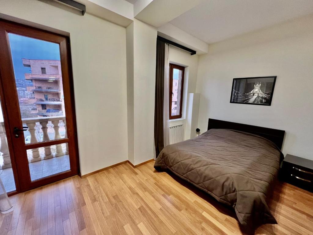 Кровать или кровати в номере Modern Apartment in the heart of Yerevan, Beverly Hills