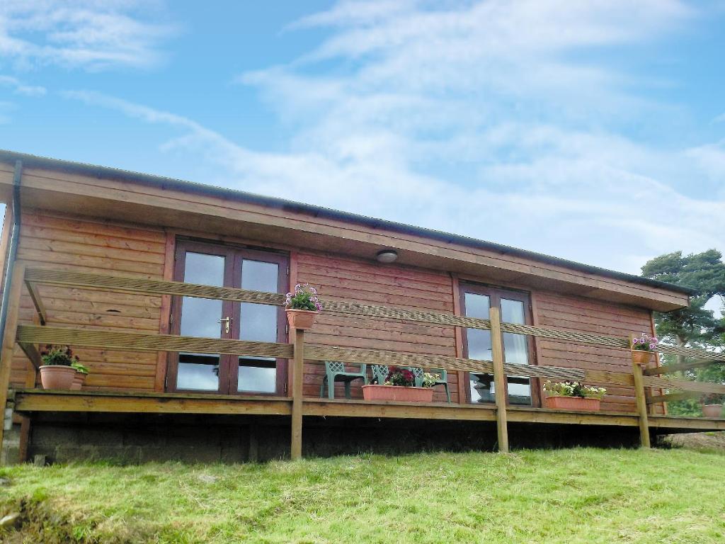 una casa con ventanas y macetas. en Ben Alder Lodge en Milton