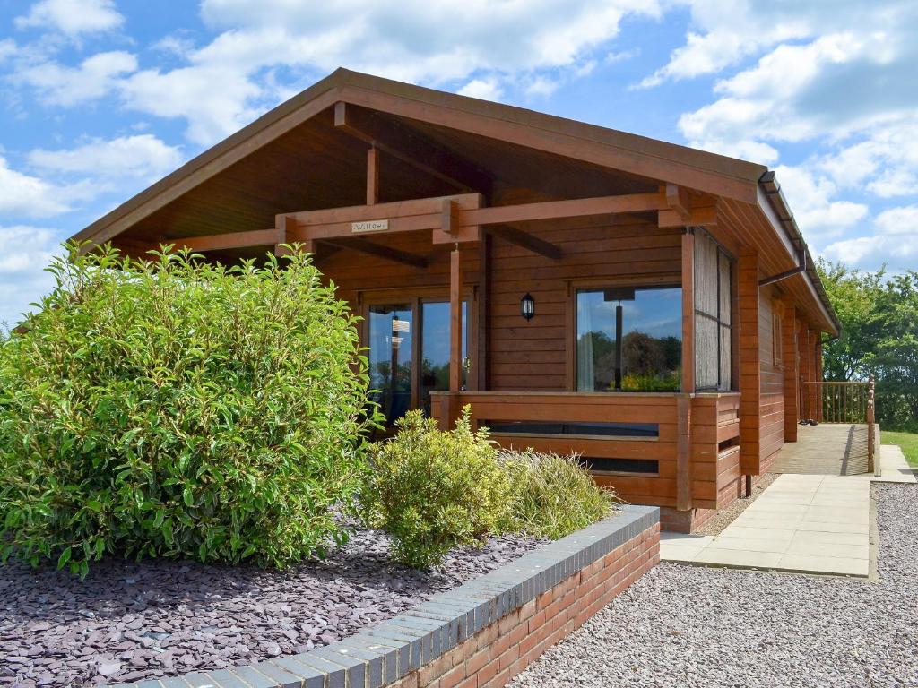 a small wooden house with a roof at Willow Lodge in Burgh le Marsh