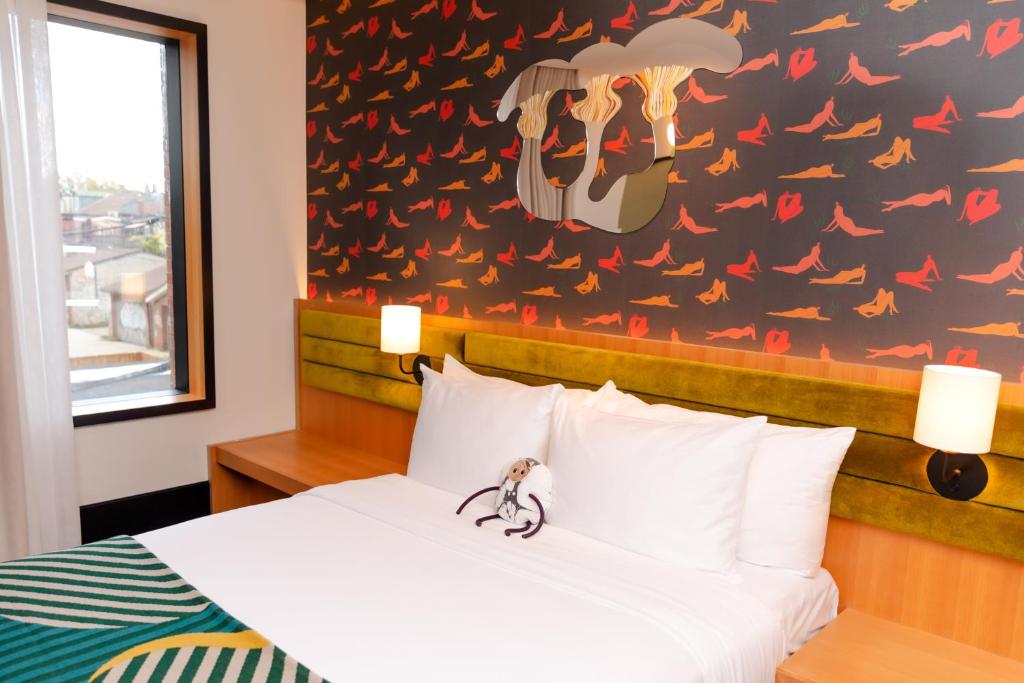 Postel nebo postele na pokoji v ubytování The Drake Hotel