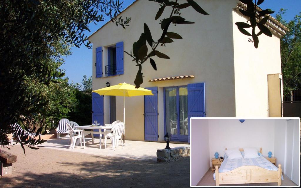 une maison avec une table et un parasol jaune dans l'établissement Gite barret le muy, au Muy