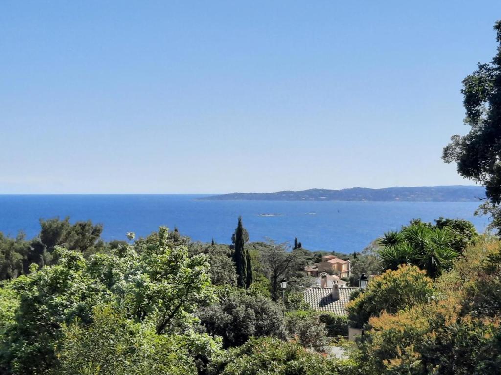- une vue sur l'océan depuis une colline arborée dans l'établissement Les messugues aux issambres, à La Garonnette-Plage
