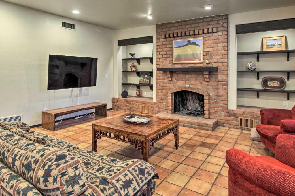 uma sala de estar com um sofá e uma lareira em Pet-Friendly Tucson House with Private Pool! em Tucson