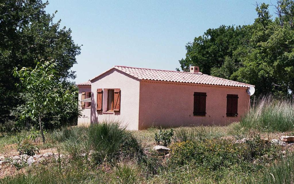 ein kleines Haus inmitten eines Feldes in der Unterkunft Vautrain in Artignosc-sur-Verdon