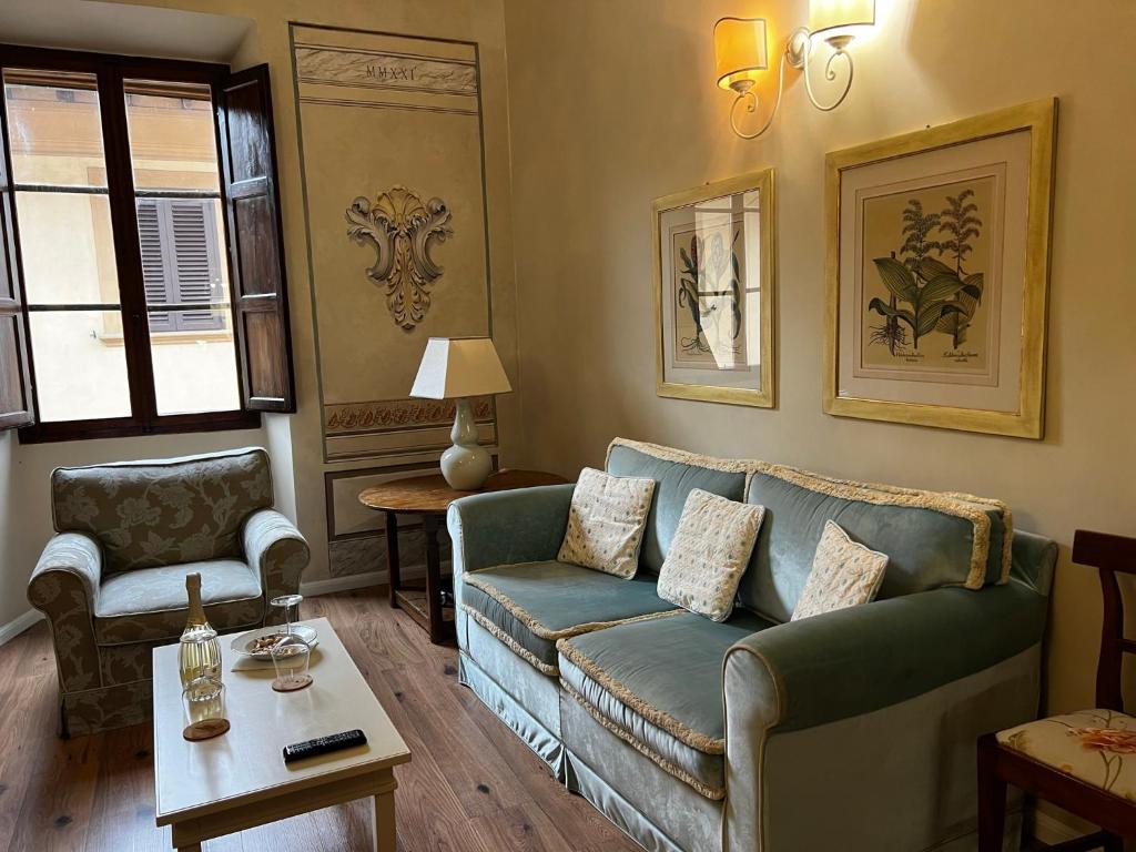 a living room with a couch and a table at Maestra Exclusive Chianti House, Tuscany in Poggibonsi
