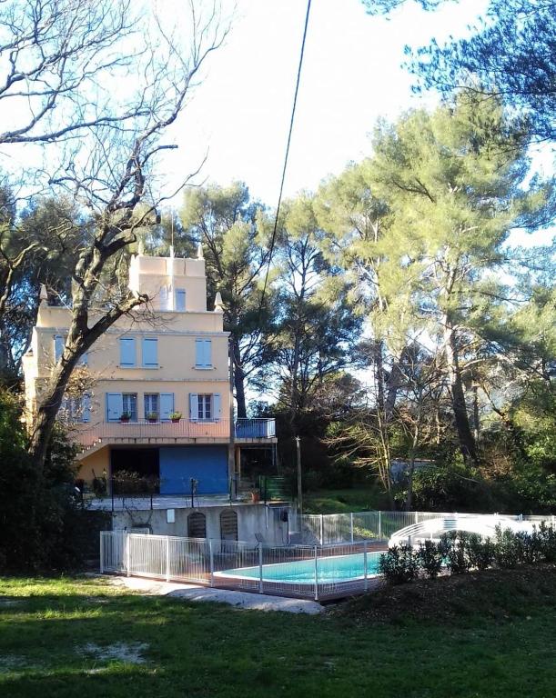 un bâtiment avec un court de tennis en face dans l'établissement Saraillon, à Le Revest-le-Eaux