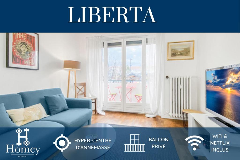 salon z niebieską kanapą i telewizorem w obiekcie HOMEY LIBERTA - Hypercentre / Proche tram / Balcon privé / Wifi & Netflix w mieście Annemasse