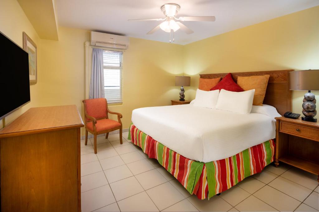 The Atrium Beach Resort and Spa, Ascend Hotel Collectionにあるベッド