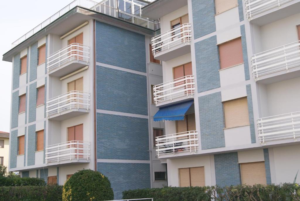 een afbeelding van een appartementencomplex met balkons bij Sea Horse in Lido di Camaiore