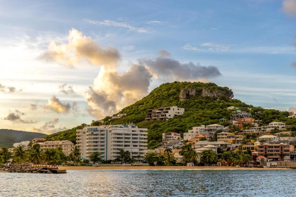 een resort op een heuvel naast een waterlichaam bij Atrium Beach Resort and Spa St Maarten a Ramada by Wyndham in Simpson Bay