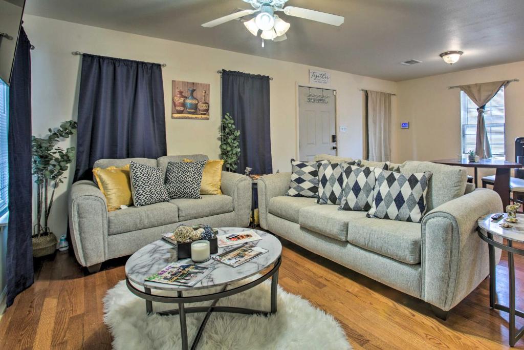 uma sala de estar com dois sofás e uma mesa em Pet-Friendly Home Less Than 3 Mi to French Quarter! em Nova Orleans