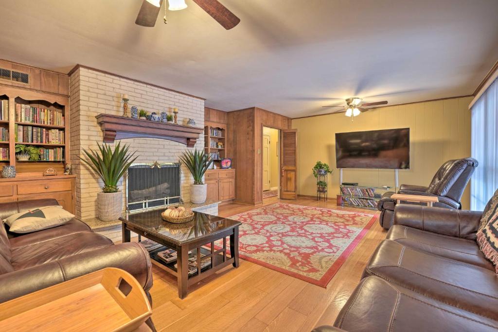 sala de estar con sofá y chimenea en Spacious Memphis Home - Walk to Graceland, en Memphis