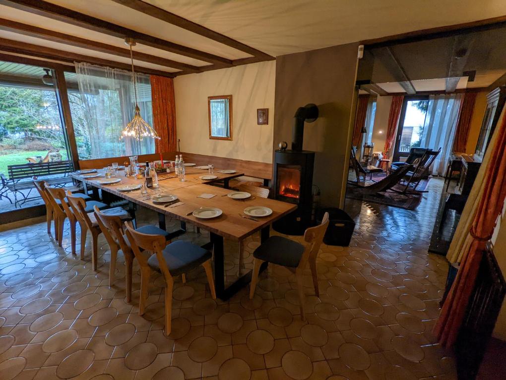een eetkamer met een grote houten tafel en stoelen bij Auszeitoase Freystadt - Park, Billard, Sauna - ideal für Familientreffen und Messe Nürnberg in Freystadt